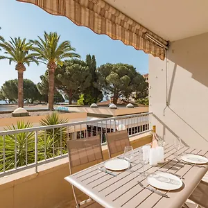 https://magnifique-appartement-vue-mer-au-centre-du-lavandou.fr-provencehotel.com